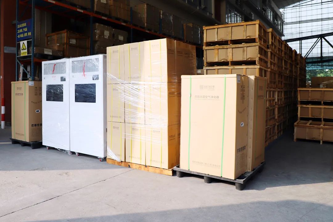 員工正在搬運物資