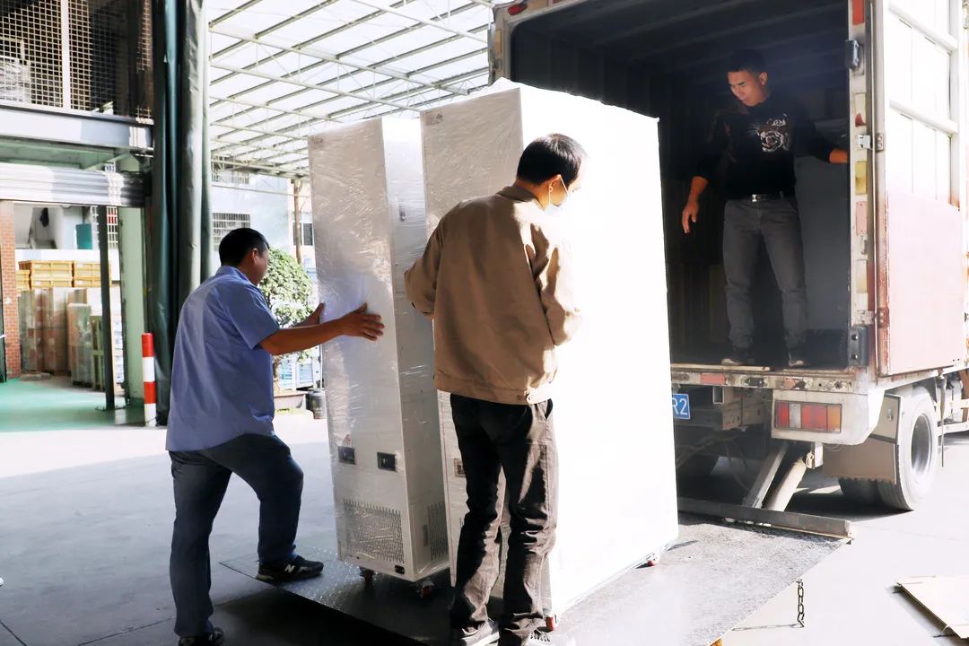 員工正在搬運物資