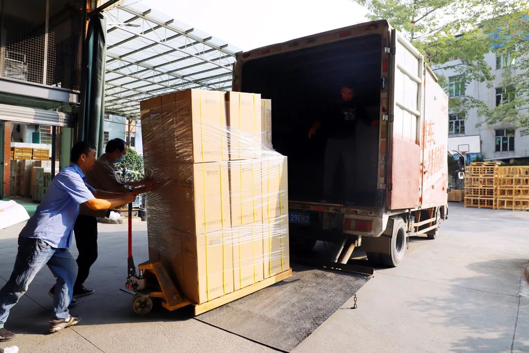 員工正在搬運物資