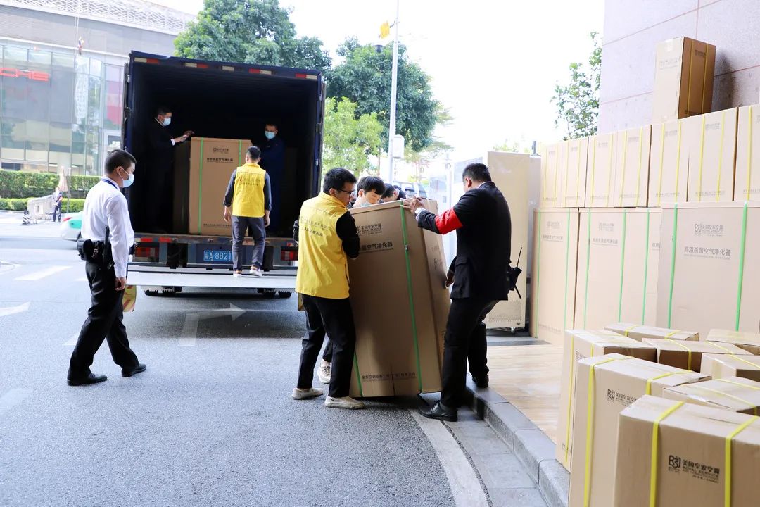 員工正在搬運物資